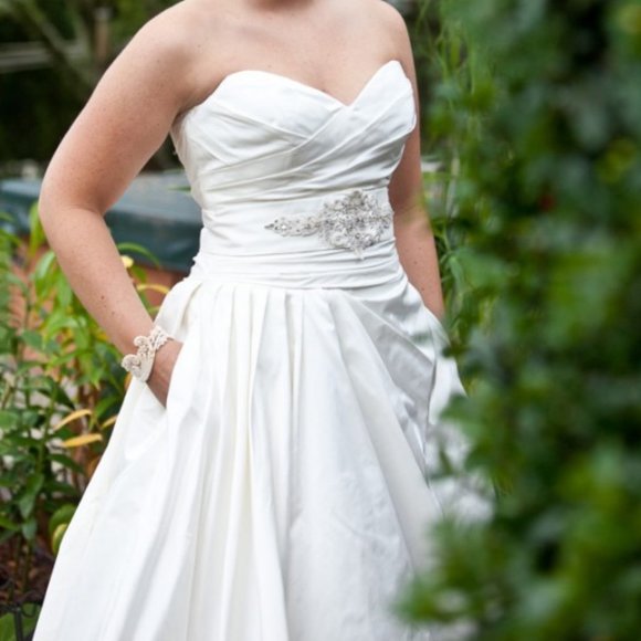 Paloma Blanca Used Wedding Dress